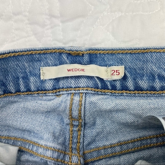 LEVIS PREMIUM WEDGIE •25• light wash button fly raw hem - Picture 6 of 10